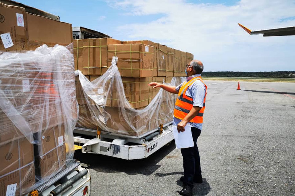 Nuevo cargamento con insumos médicos, equipos y medicamentos de China arriba a Venezuela