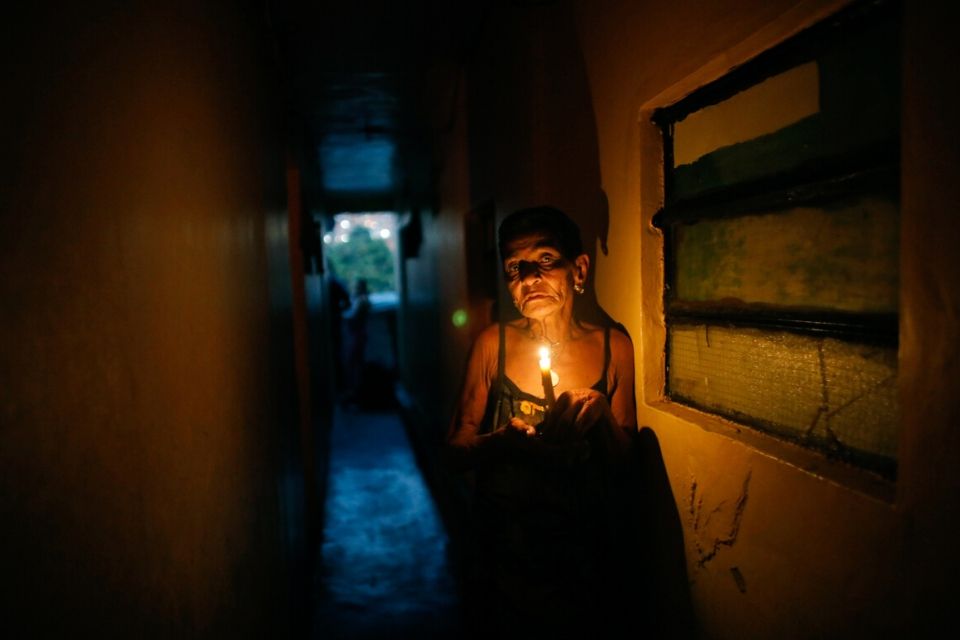 Usuarios reportan fallas eléctricas en varias ciudades de Venezuela este #14Abr