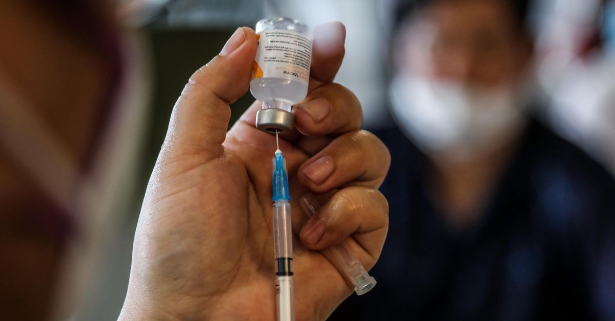 Detienen a un joven por broma en redes con la vacuna china