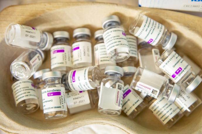 Dinamarca suspende vacuna de AstraZeneca definitivamente por casos de trombosis