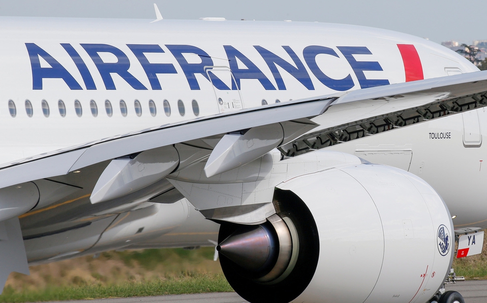Francia suspende vuelos con Brasil por variante del COVID-19
