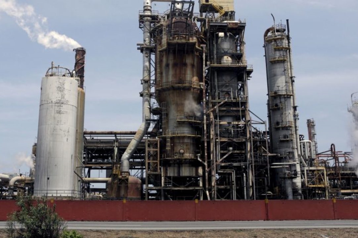 Paralizan nuevamente producción de gasolina en la Refinería de Puerto La Cruz