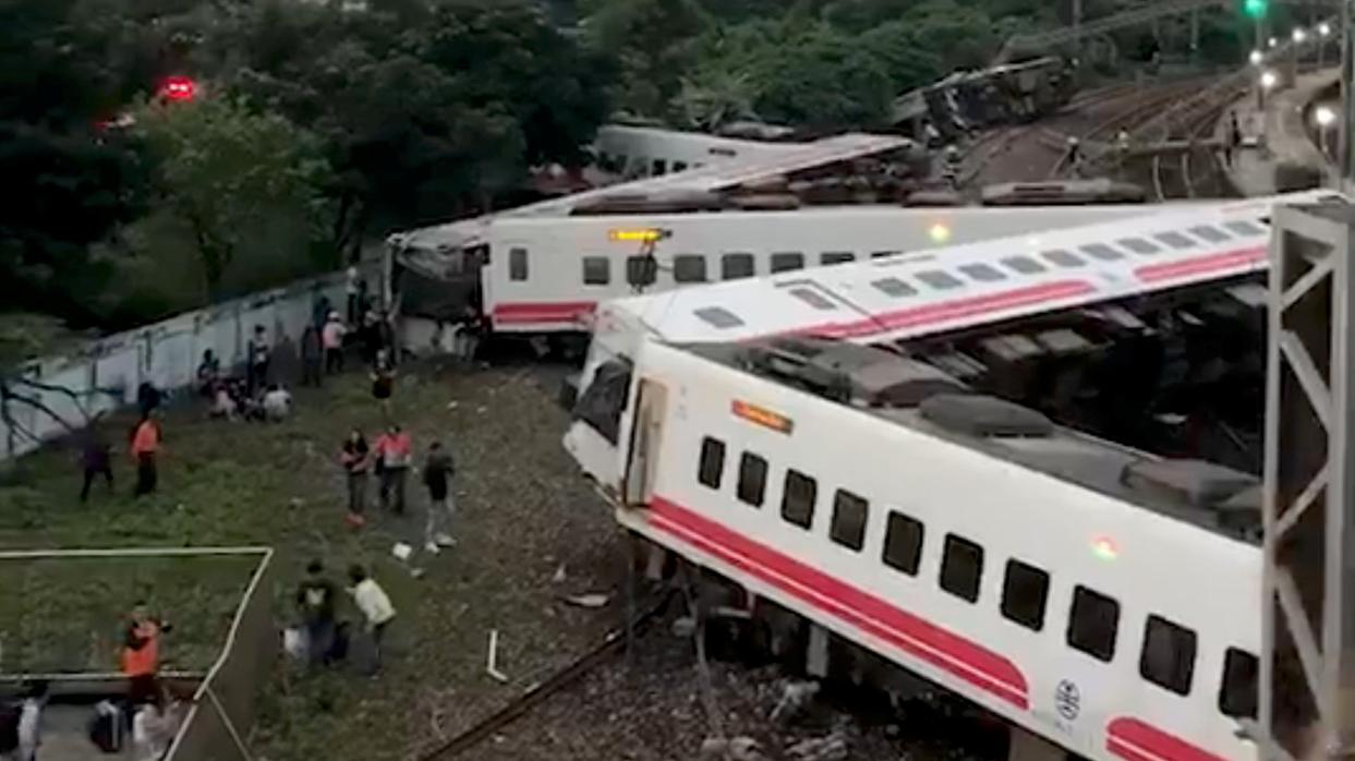 Descarrilamiento de tren en Taiwán dejó más de 45 personas fallecidas y 118 heridas