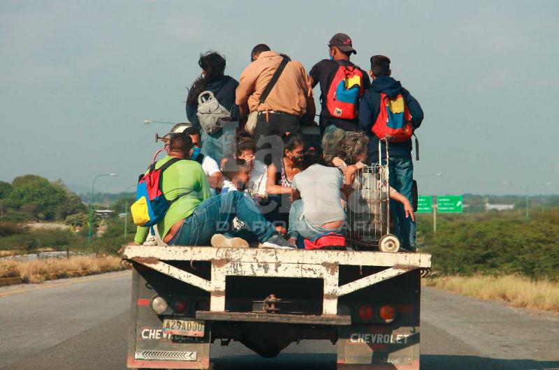 Larenses piden cola para llegar a sus destinos por falta de transporte