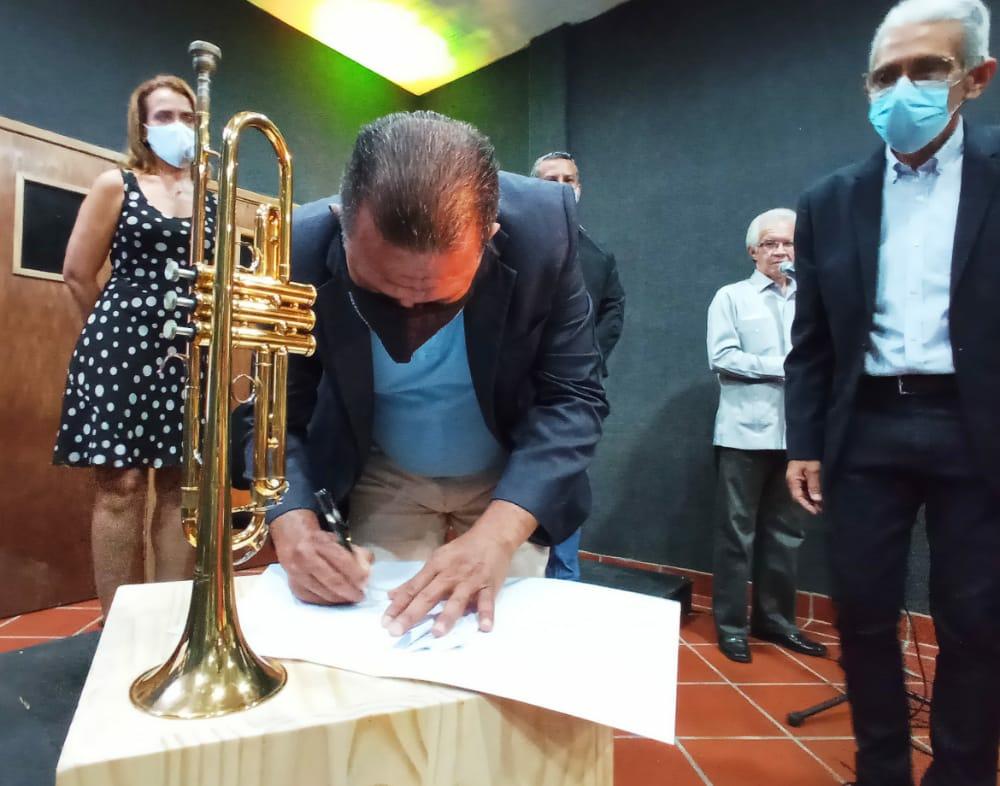 Gobernador Alfredo Díaz firma convenio con Fundación Conservatorio "Alberto Requena"