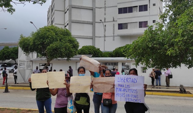Madres de presos trasladados a tierra firme protestaron frente al Palacio de Justicia de La Asunción