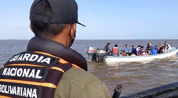 Detienen a 61 venezolanos que viajaban a Trinidad y Tobago en un pequeño bote