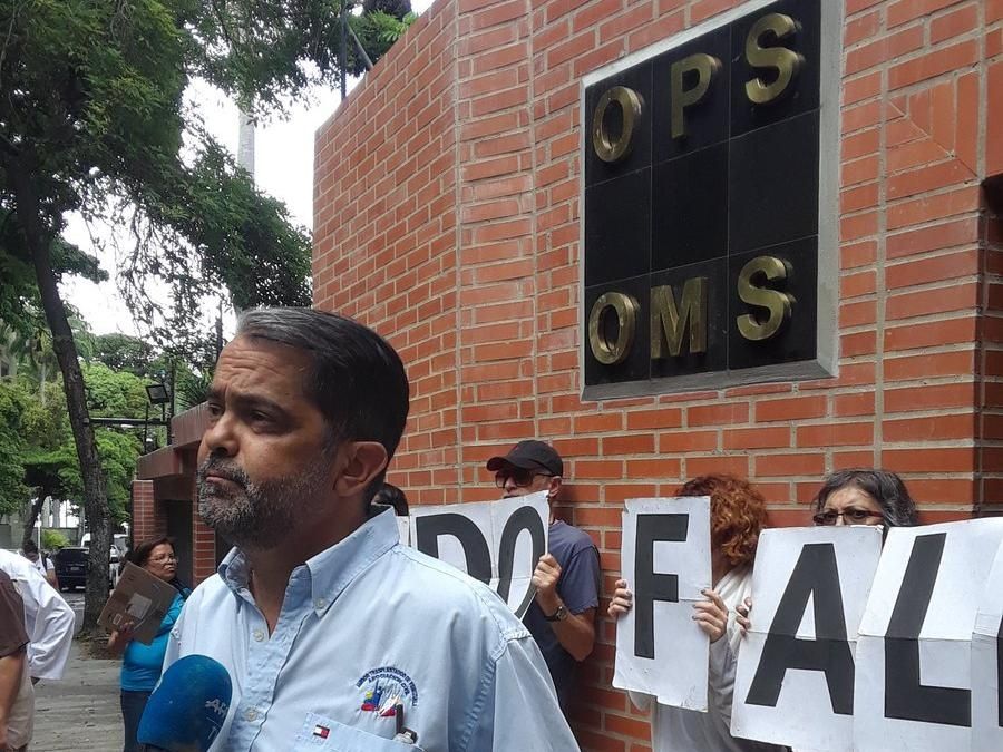 Protestan en la sede de la OPS de Caracas para exigir la llegada de las vacunas anticovid
