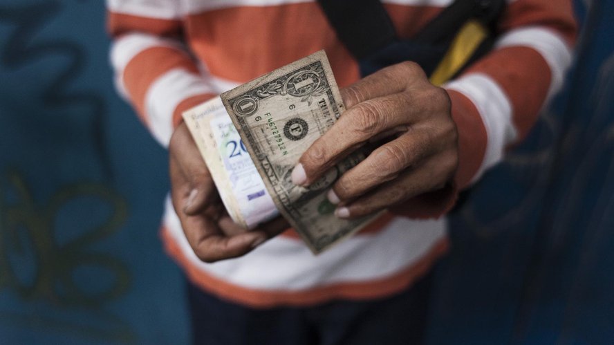 Comercios venezolanos ofrecen ofertas para obtener billetes de un dólar