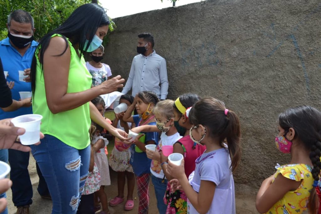 Precandidata Leynys Malavé visita comunidades de Porlamar para consolidar su liderazgo