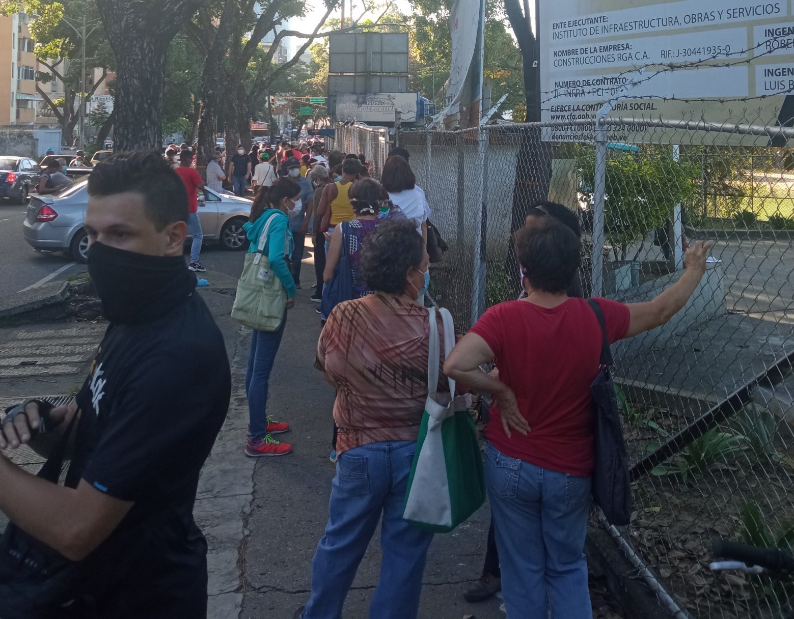 Reportan largas filas en Parque Miranda para vacunarse contra el COVID-19