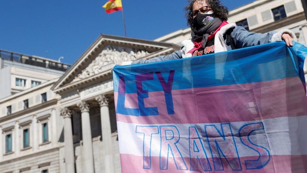 España aprueba ley trans que permite el cambio de género