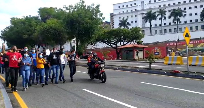 Estudiantes protestan en las afueras de Miraflores este #24Jun