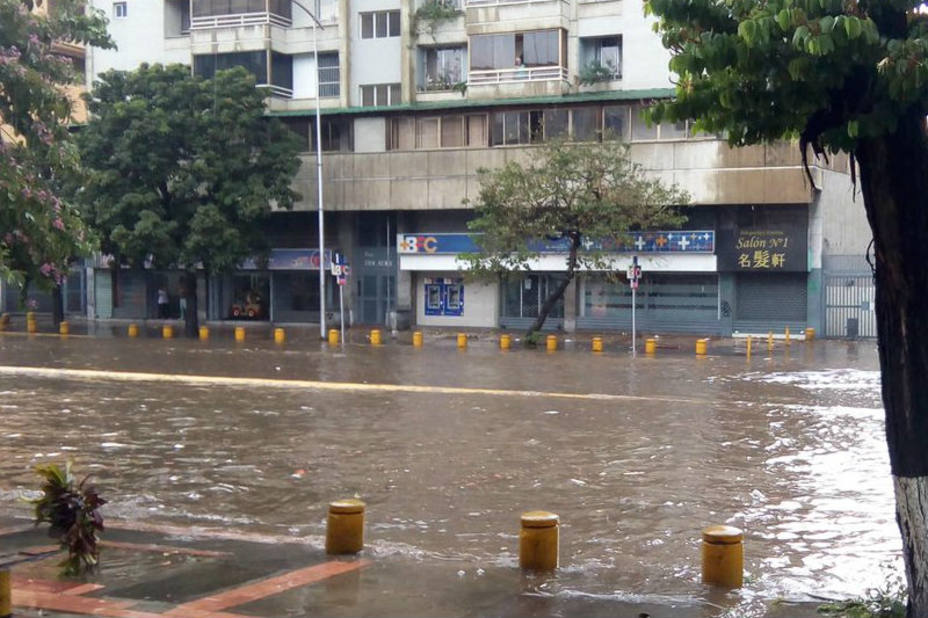 Fuertes lluvias de este #24Jun ocasionó enormes lagunas y barro en Caracas y parte de Miranda