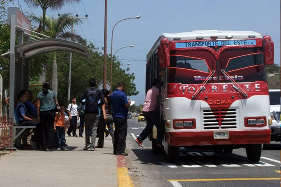 Denuncian que unidades de transporte público están paralizadas en Margarita por falta de combustible