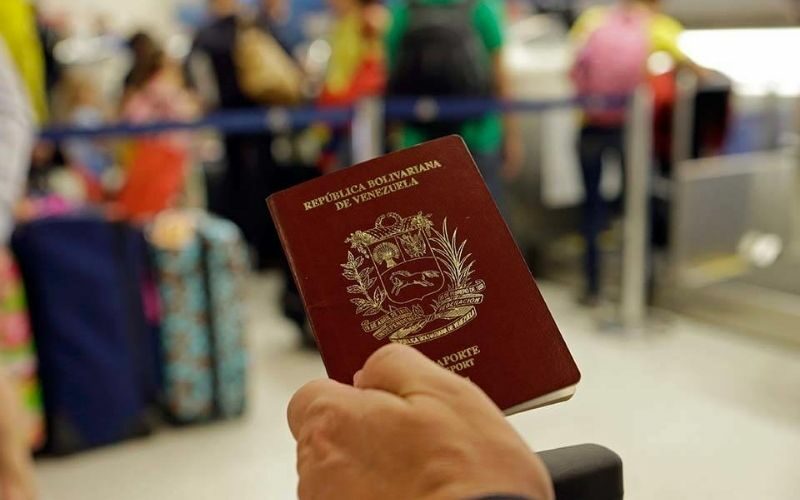 Extienden vigencia de pasaportes venezolanos por 10 años en Colombia