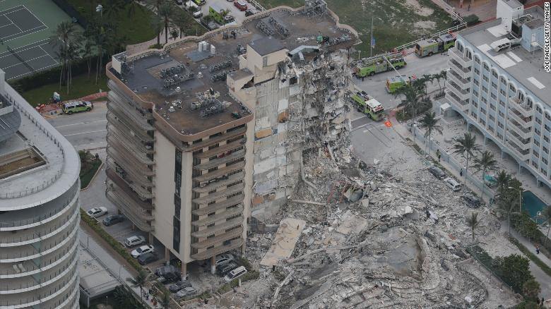 Aumenta a 60 la cifra de fallecidos por el colapso de un edificio en Miami