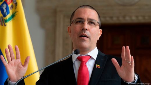 Arreaza acusó al Reino Unido de “apoyar planes violentos y terroristas” en Venezuela