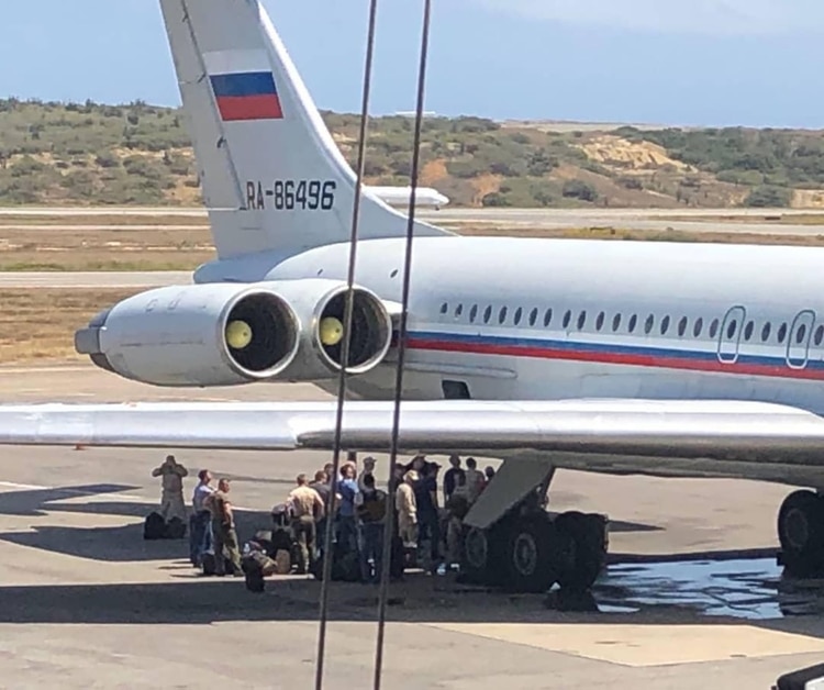 Avión ruso habría aterrizado en el aeropuerto de Maiquetía antes de llevar ayuda humanitaria a Cuba