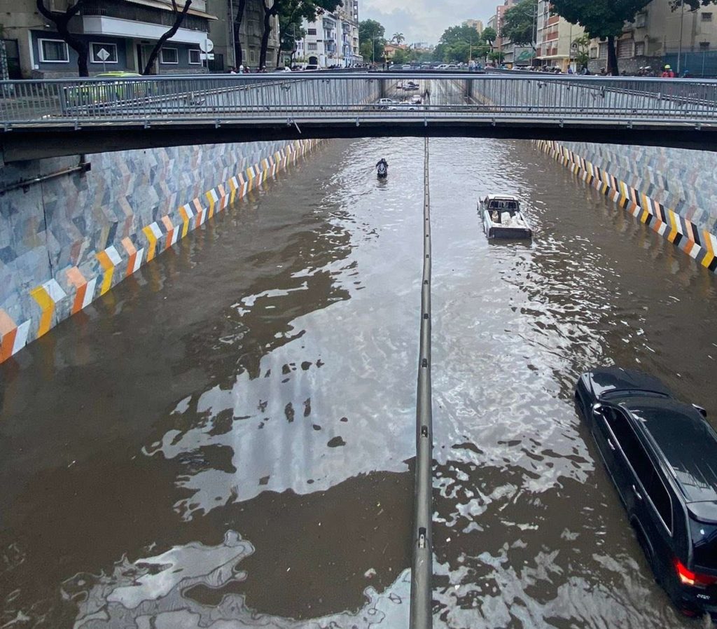 Reportan que avenida Libertador de Caracas se encuentra inundada en ambas direcciones (+Fotos)