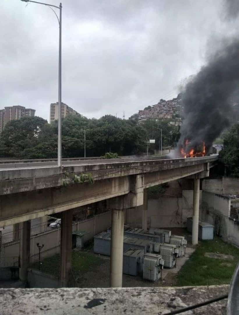 Bandas criminales queman un camión en la entrada del túnel de El Cementerio