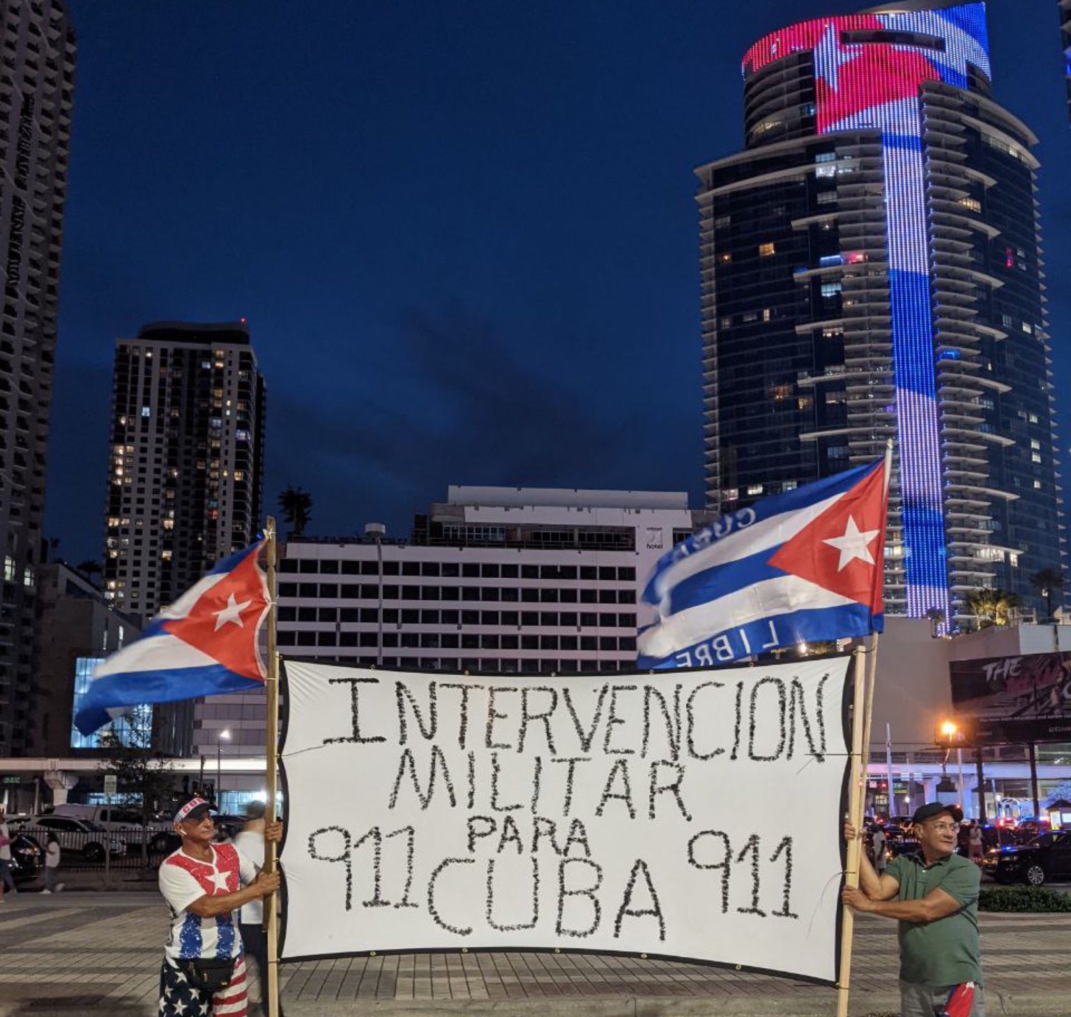 Edificio en Miami se iluminó con la bandera de Cuba en apoyo a manifestantes cubanos