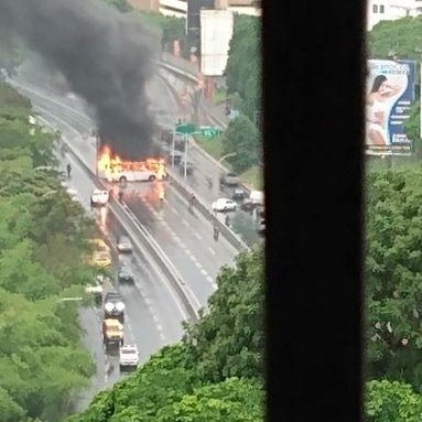 Autobús se incendia en plena autopista Prados del Este este #19Jul (+Fotos)