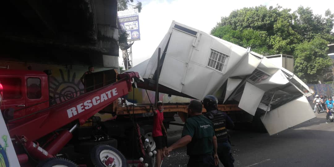 Camión quedó atascado en el distribuidor de Chuao en la Francisco Fajardo
