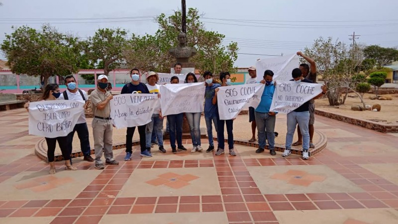 Jóvenes protestan en la Isla de Coche por falla de los servicios públicos