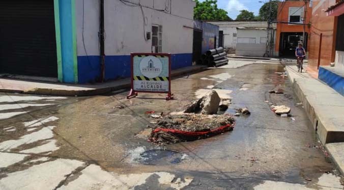 Denuncian desborde de aguas negras en las calles de La Asunción
