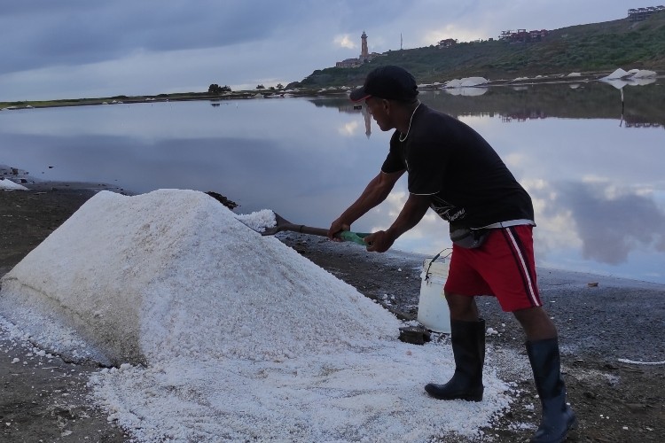 Extracción de sal es una forma de superar la crisis para los residentes de Las Casitas de Pampatar