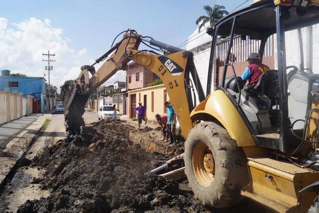 Sustituyen tubería de sistema de recolección de aguas negras en calle Matasiete en La Asunción