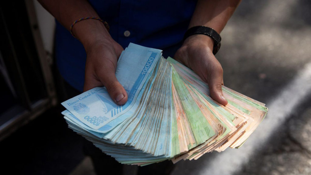 Escasez de efectivo e inflación aceleran la desaparición de cajeros en Venezuela