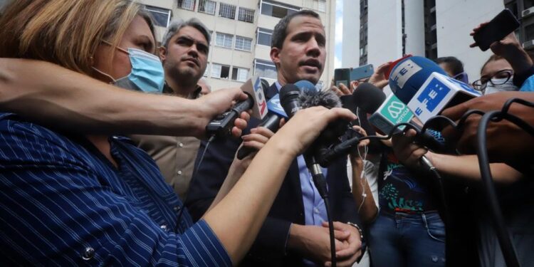 Guaidó denuncia amenazas y hostigamientos del régimen en su residencia