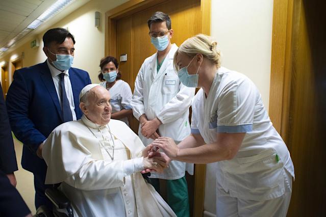 Papa Francisco sale del hospital tras operación de colon