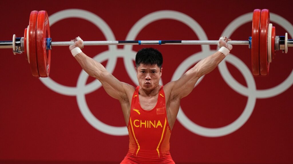 Levantador de pesas chino ganó la medalla de oro en Tokyo 2020