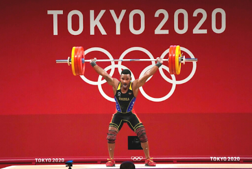 Venezolano Julio Mayora gana medalla de plata en halterofilia en Tokio 2020
