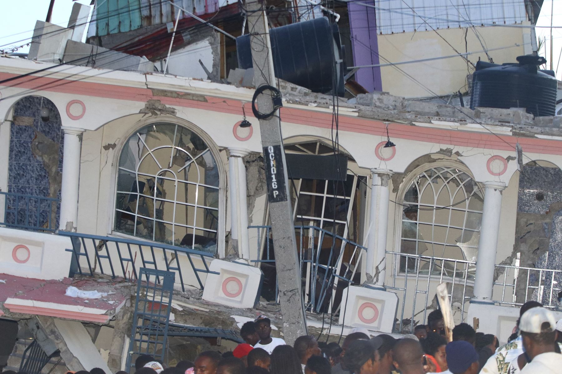 Cifra de fallecidos aumenta a 1.297 por fuerte terremoto en Haití