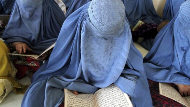 Talibanes asesinan a una mujer por negarse a vestir la burka