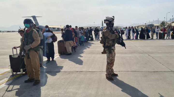 Francia finalizará evacuaciones de afganos el jueves si EE UU se retira el 31-A