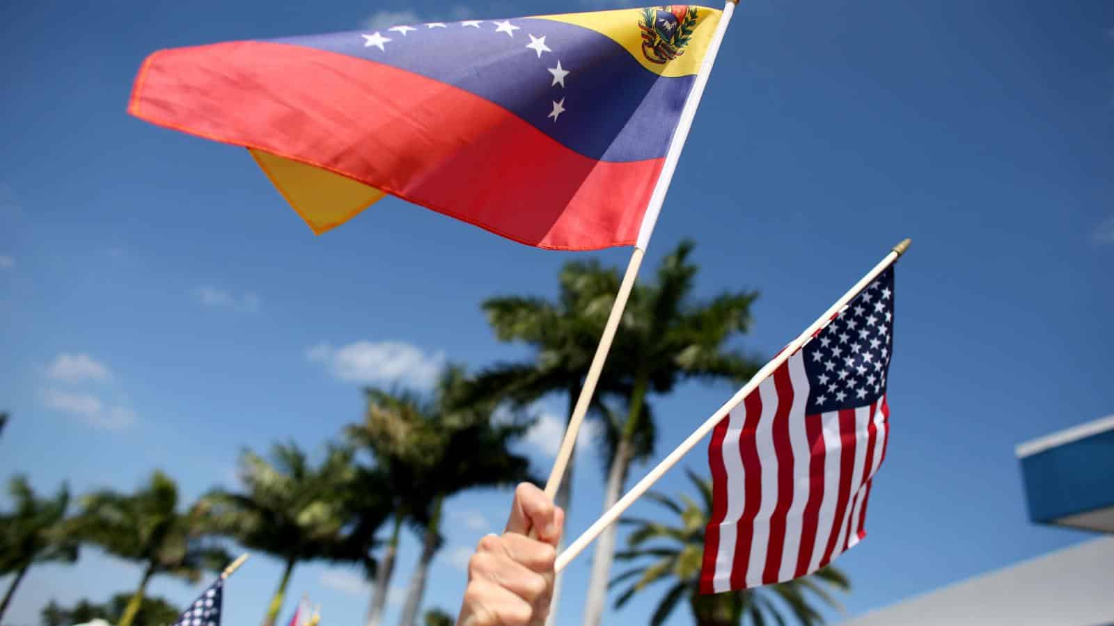 Gobierno interino insta a migrantes venezolanos en EE.UU. a aplicar al TPS