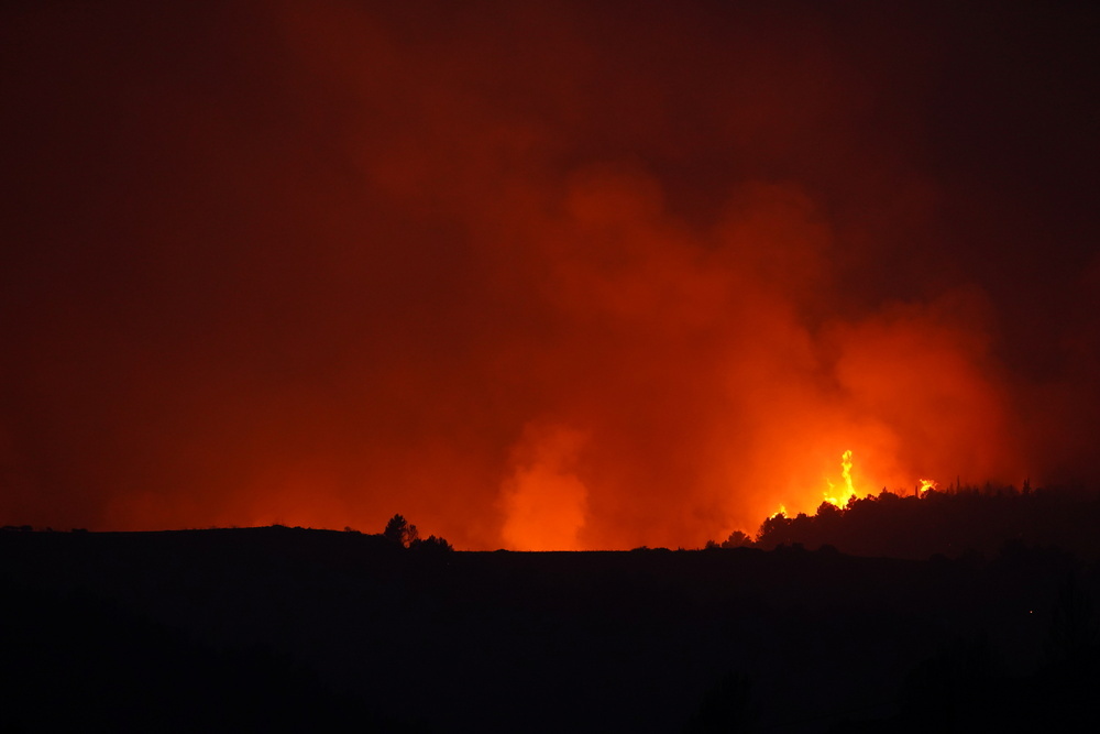 Italia prosigue su lucha contra los incendios en zonas del centro y sur del país