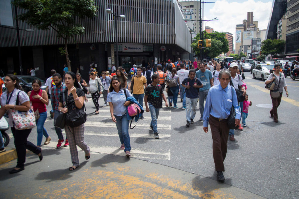 Al menos el 47% de los caraqueños camina para ahorrar el pasaje y comprar comida