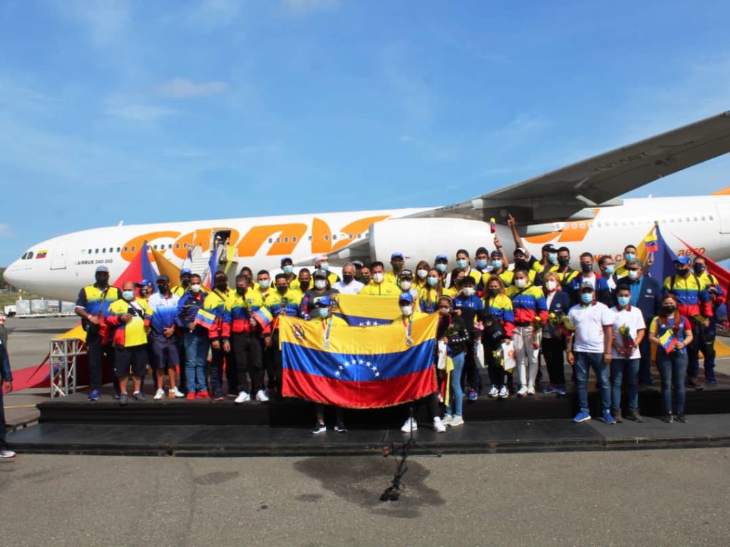 Atletas olímpicos arriban a Venezuela en un vuelo de Conviasa