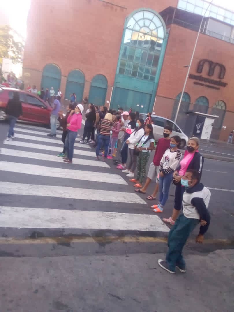 Reportan protestas en la Avenida Baralt de Caracas este #11Ago