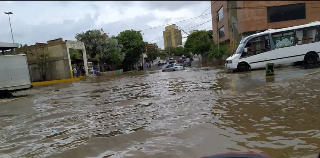 Quebrada en el estado Vargas se desborda por las fuertes lluvias de este lunes