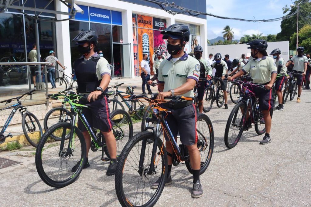 Alcaldía entrega dotación a la Brigada Ciclística de Polimaneiro