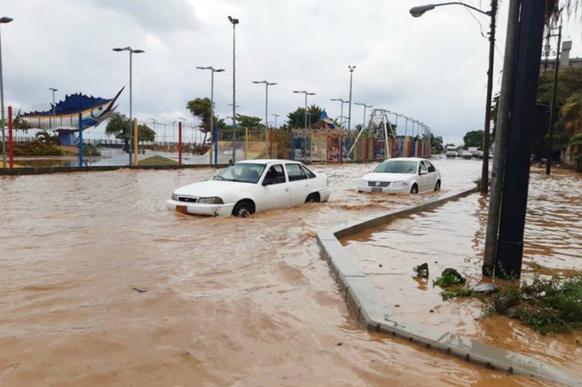 Fuertes lluvias ocasionan nuevos desbordamientos en La Guaira este #30Ago