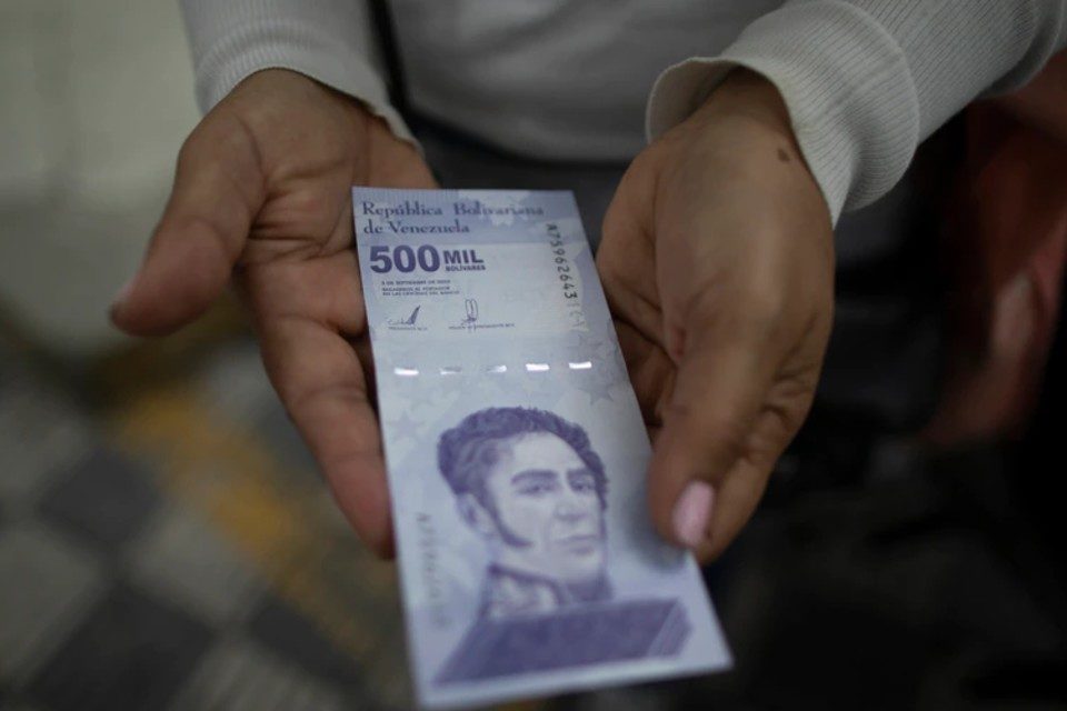 Venezolanos buscan «salir rápido del efectivo» por nueva reconversión monetaria