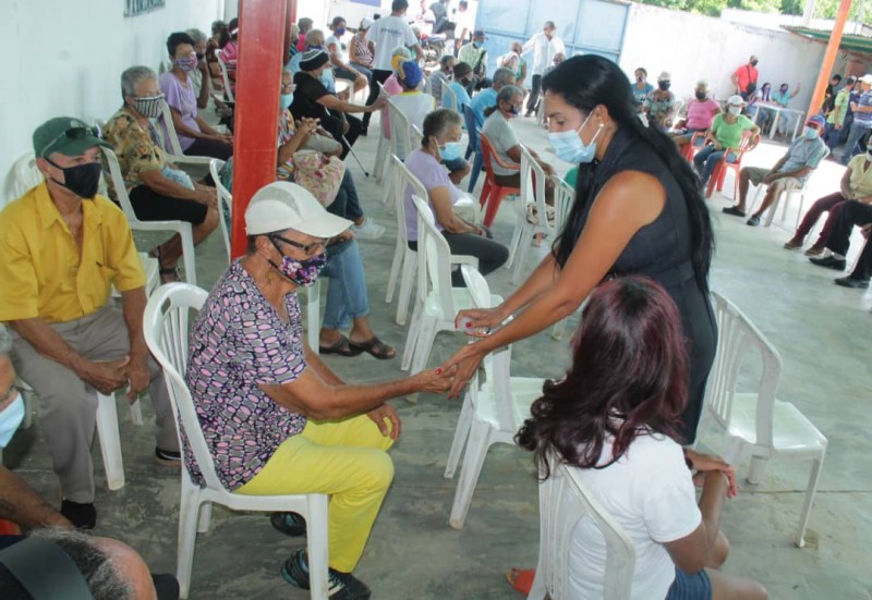 Primera dama insular llevó el programa Móvil Abuelo a Las Cabreras